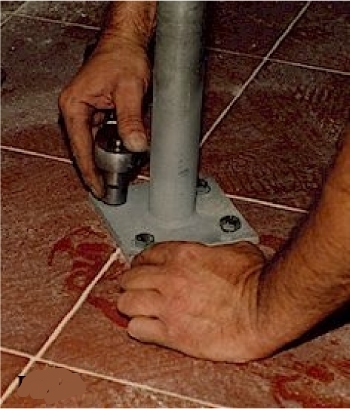 Fissare la base del palo